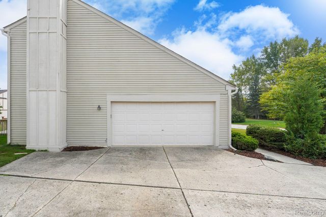 1883 Poppleton Drive, West Bloomfield Charter Township, MI 48324