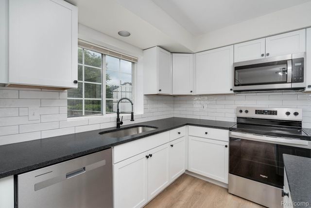 1883 Poppleton Drive, West Bloomfield Charter Township, MI 48324