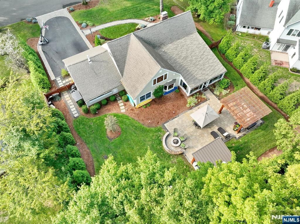 913 Roslyn Road, Ridgewood, NJ 07450