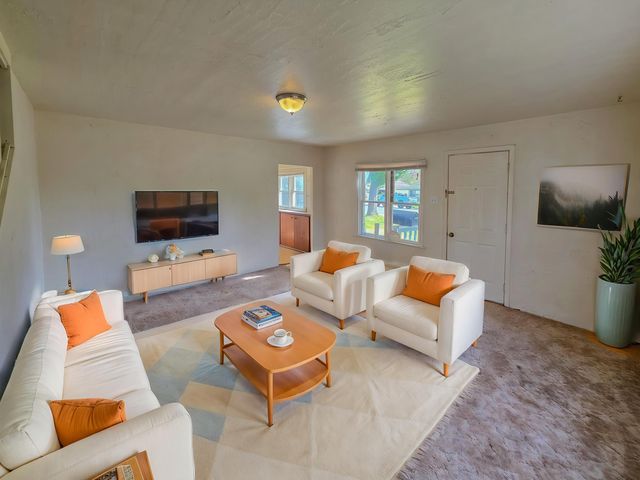 814 NW C Street, Grants Pass, OR 97526