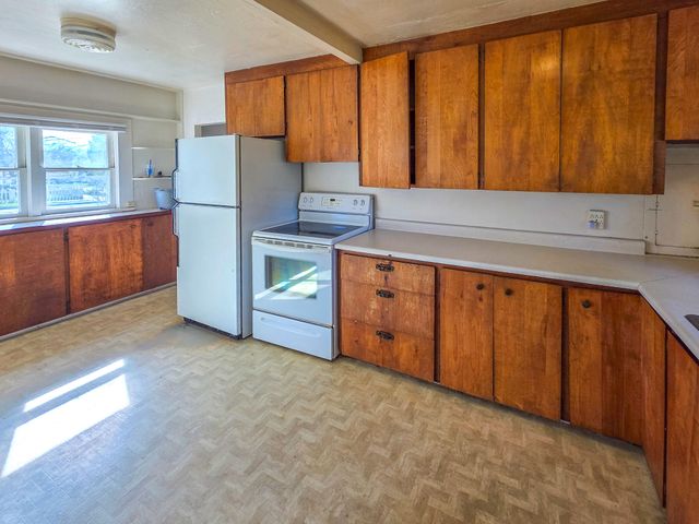 814 NW C Street, Grants Pass, OR 97526