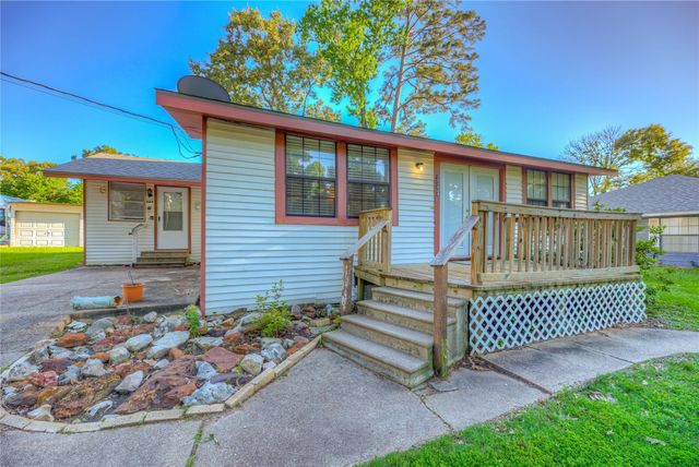 323 Lakeview Drive, Onalaska, TX 77360