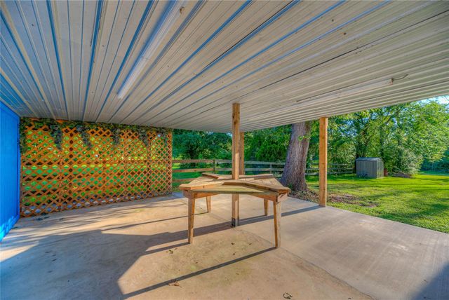 323 Lakeview Drive, Onalaska, TX 77360