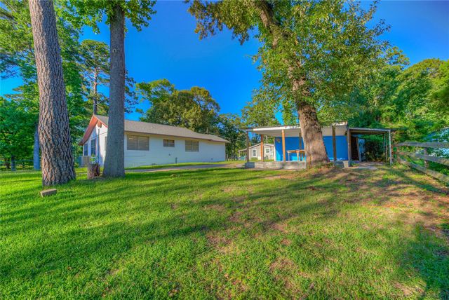 323 Lakeview Drive, Onalaska, TX 77360