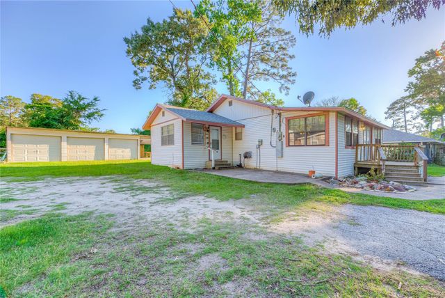 323 Lakeview Drive, Onalaska, TX 77360
