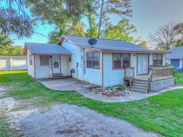 323 Lakeview Drive, Onalaska, TX 77360