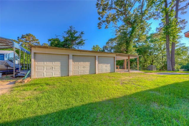323 Lakeview Drive, Onalaska, TX 77360