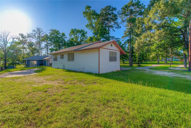 323 Lakeview Drive, Onalaska, TX 77360
