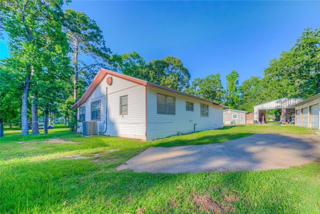 323 Lakeview Drive, Onalaska, TX 77360