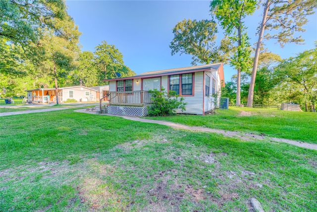 323 Lakeview Drive, Onalaska, TX 77360