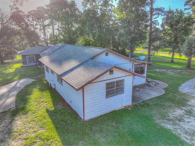 323 Lakeview Drive, Onalaska, TX 77360