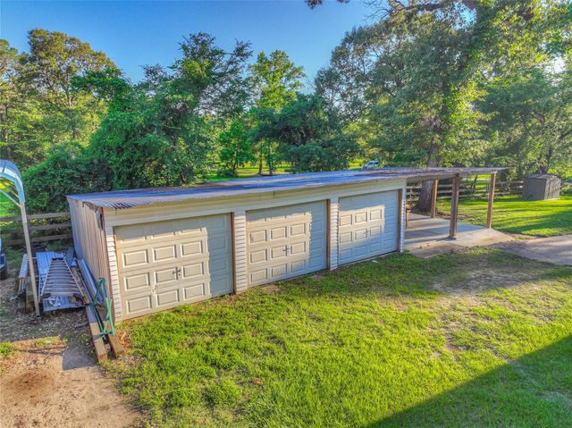 323 Lakeview Drive, Onalaska, TX 77360