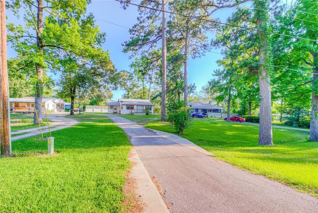 323 Lakeview Drive, Onalaska, TX 77360