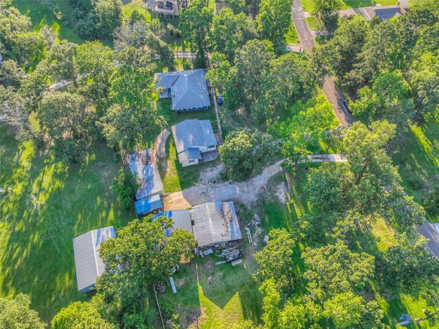 323 Lakeview Drive, Onalaska, TX 77360