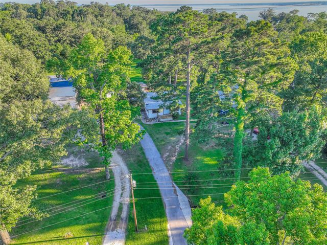 323 Lakeview Drive, Onalaska, TX 77360
