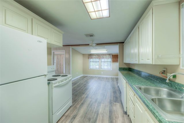 323 Lakeview Drive, Onalaska, TX 77360