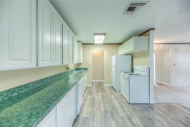 323 Lakeview Drive, Onalaska, TX 77360