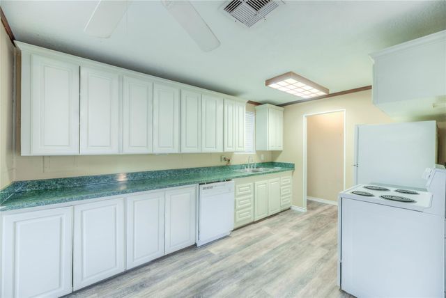 323 Lakeview Drive, Onalaska, TX 77360
