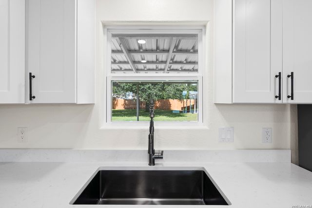614 S COLUMBUS ST, Fredericksburg, TX 78624