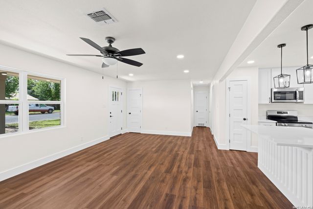 614 S COLUMBUS ST, Fredericksburg, TX 78624