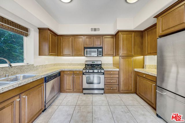3401 S Bentley Avenue 301, Los Angeles, CA 90034