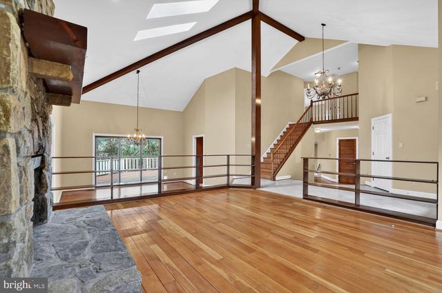 905 FALLS BRIDGE LN, Great Falls, VA 22066