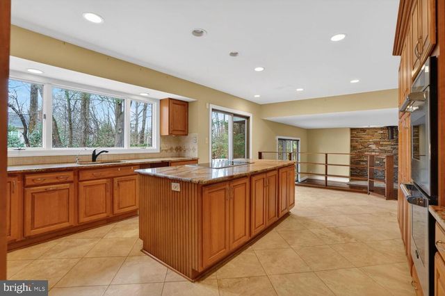 905 FALLS BRIDGE LN, Great Falls, VA 22066