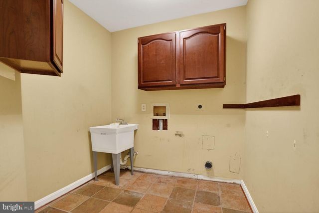 905 FALLS BRIDGE LN, Great Falls, VA 22066