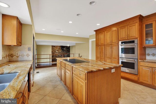 905 FALLS BRIDGE LN, Great Falls, VA 22066