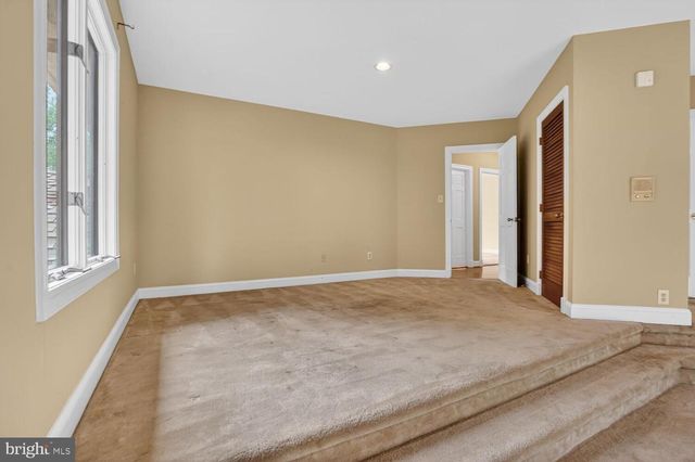 905 FALLS BRIDGE LN, Great Falls, VA 22066