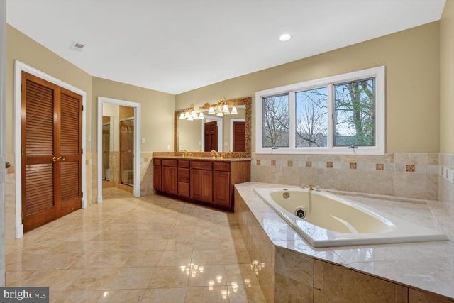 905 FALLS BRIDGE LN, Great Falls, VA 22066