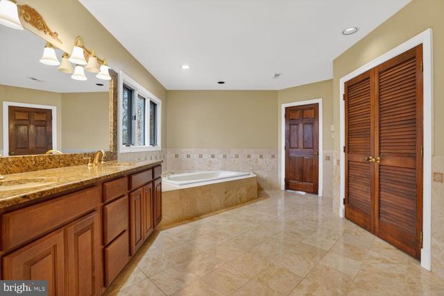 905 FALLS BRIDGE LN, Great Falls, VA 22066