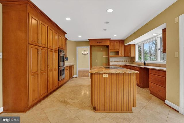 905 FALLS BRIDGE LN, Great Falls, VA 22066