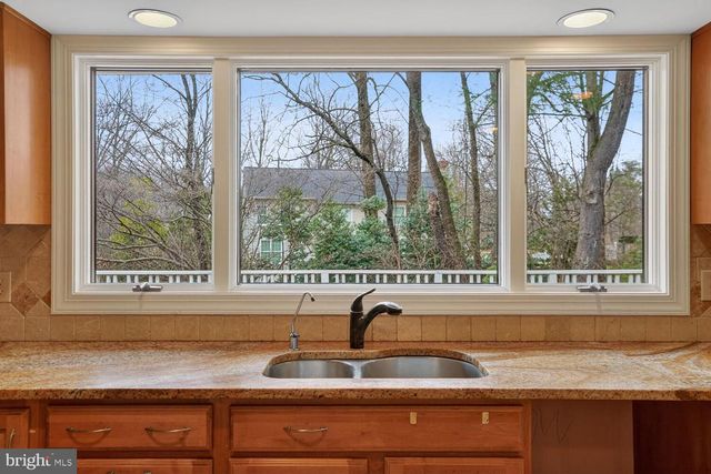 905 FALLS BRIDGE LN, Great Falls, VA 22066