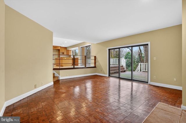 905 FALLS BRIDGE LN, Great Falls, VA 22066