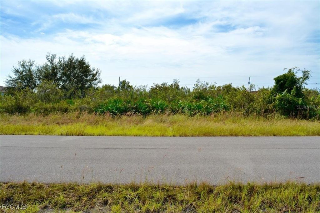 2811 70th ST W, Lehigh Acres, FL 33971