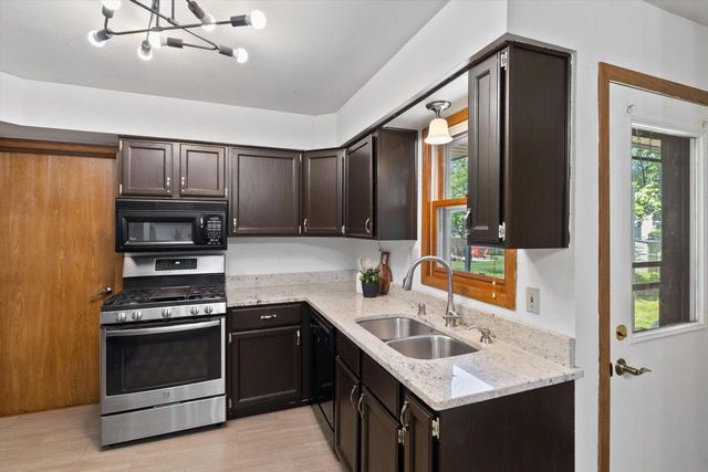 1130 E Elm ROAD, Oak Creek, WI 53154