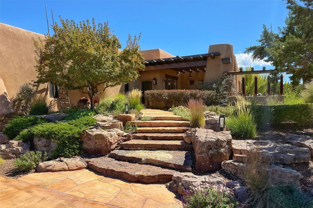 77 Headquarters Trail, Santa Fe, NM 87506