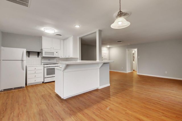 8204 EXMOOR DR, Austin, TX 78757