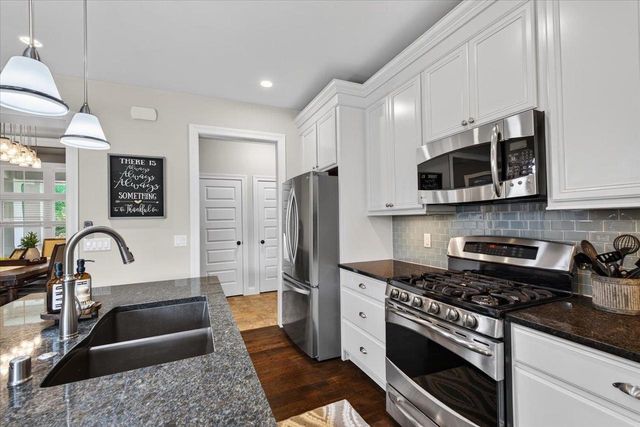 912 PEBBLEBROOK Drive, Waunakee, WI 53597