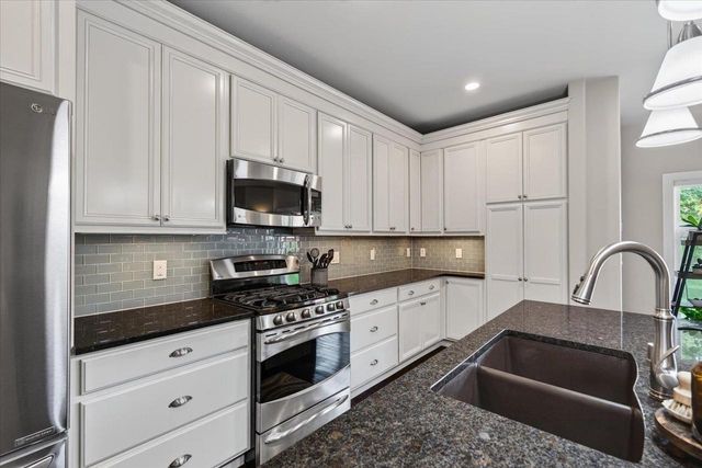 912 PEBBLEBROOK Drive, Waunakee, WI 53597