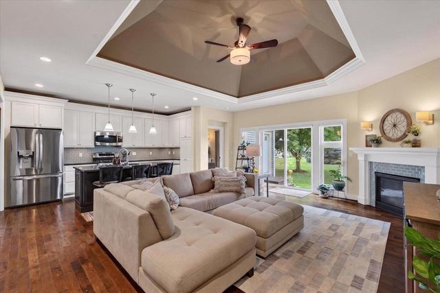 912 PEBBLEBROOK Drive, Waunakee, WI 53597