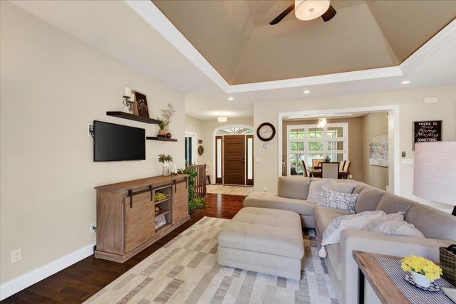912 PEBBLEBROOK Drive, Waunakee, WI 53597