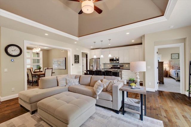 912 PEBBLEBROOK Drive, Waunakee, WI 53597
