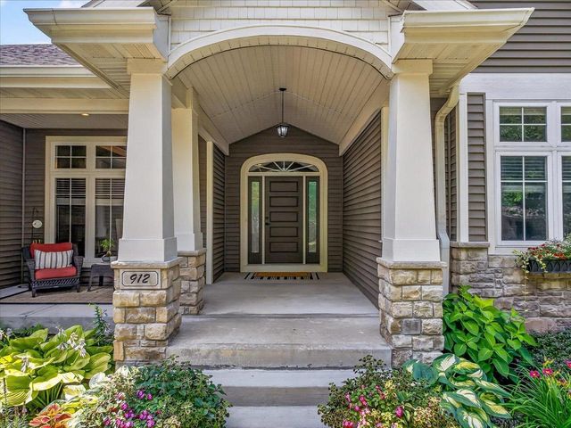 912 PEBBLEBROOK Drive, Waunakee, WI 53597
