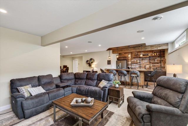 912 PEBBLEBROOK Drive, Waunakee, WI 53597