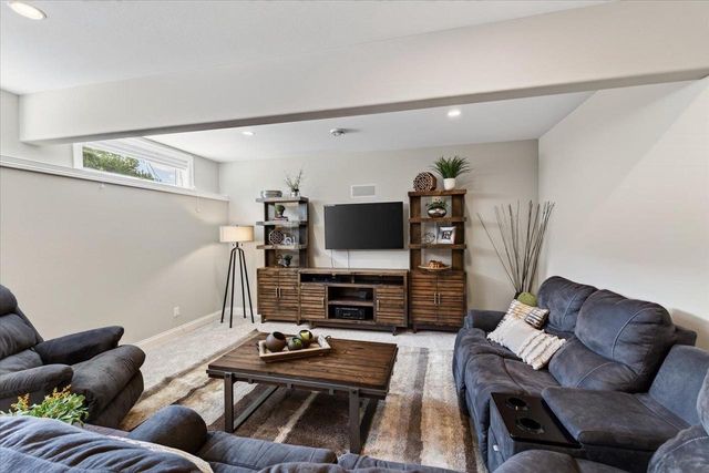 912 PEBBLEBROOK Drive, Waunakee, WI 53597