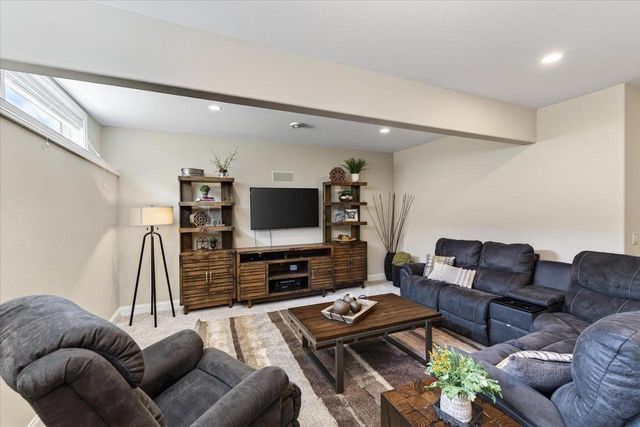 912 PEBBLEBROOK Drive, Waunakee, WI 53597