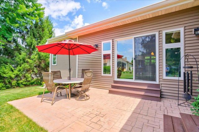 912 PEBBLEBROOK Drive, Waunakee, WI 53597