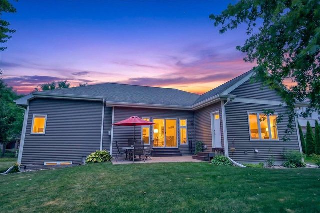 912 PEBBLEBROOK Drive, Waunakee, WI 53597